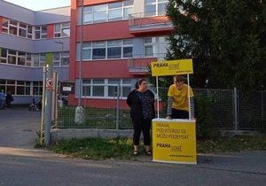 Před volebními místnostmi po celé Praze se objevily petiční stánky Prahy Sobě, která začala sbírat podpisy, aby se mohla zúčastnit komunálních voleb v roce 2022.