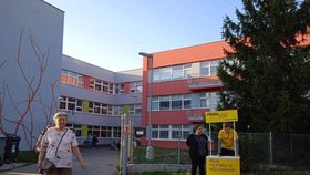Praha Sobě u volebních místností po celé metropoli: „Děláte si kampaň do komunálu,“ kritizuje šéf pražské ODS