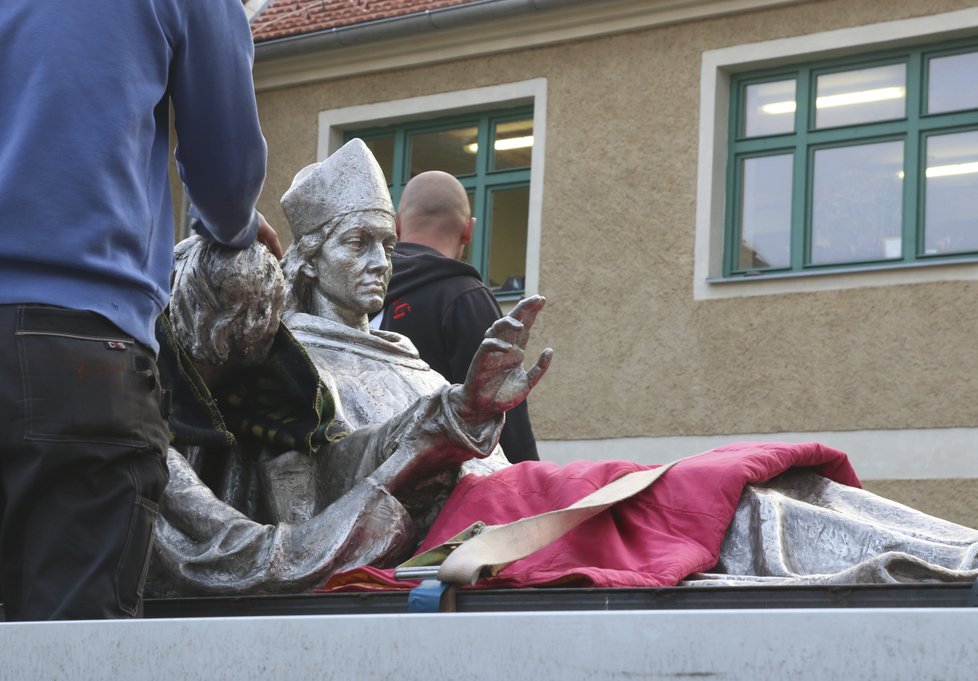Do Prahy zamířila socha svatého Vojtěcha.
