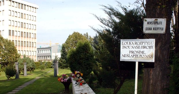 Část zpopelněných ostatků z Prahy končí u krematoria v Mělníku. (ilustrační foto)
