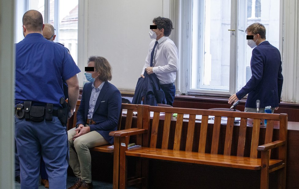 Obžalovaní Tomáš F. a Jiří N. u soudu kvůli vraždě páru Přemysla a Marie, od nichž chtěli podvodem získat vilu v Bubenči (6. ledna 2021).