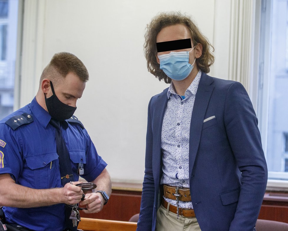 Obžalovaní Tomáš F. a Jiří N. u soudu kvůli vraždě páru Přemysla a Marie, od nichž chtěli podvodem získat vilu v Bubenči (6. ledna 2021).