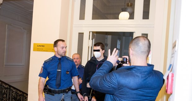 Jaroslav Ř. u soudu kvůli vraždě učitele v Michli (5. prosince 2022)