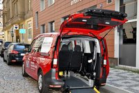 V Praze 1 jezdí speciální taxi: Seniory a handicapované dopraví k lékaři či do nemocnice