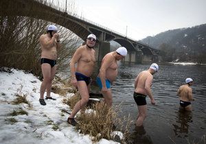 Ve Vltavě opět plavali otužilci. Z dvou stovek se zúčastnilo i 12 cizinců.