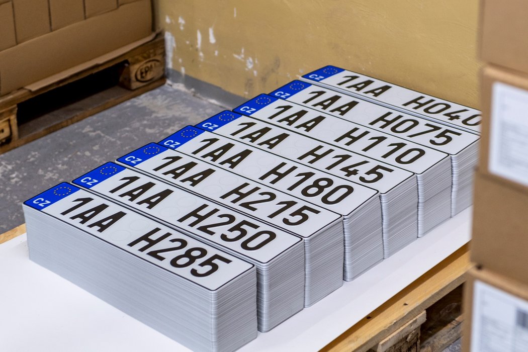 Tabulky registračních značek s novou řadou znaků pro Prahu vyrobené ve firmě SPM - Security Paper Mill, 31. května 2023, Štětí, Litoměřicko.