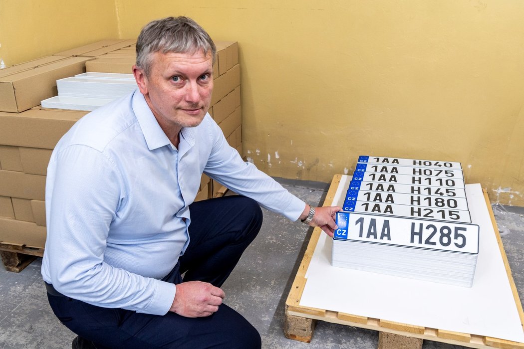 Tabulky registračních značek s novou řadou znaků pro Prahu vyrobené ve firmě SPM - Security Paper Mill, 31. května 2023, Štětí, Litoměřicko.
