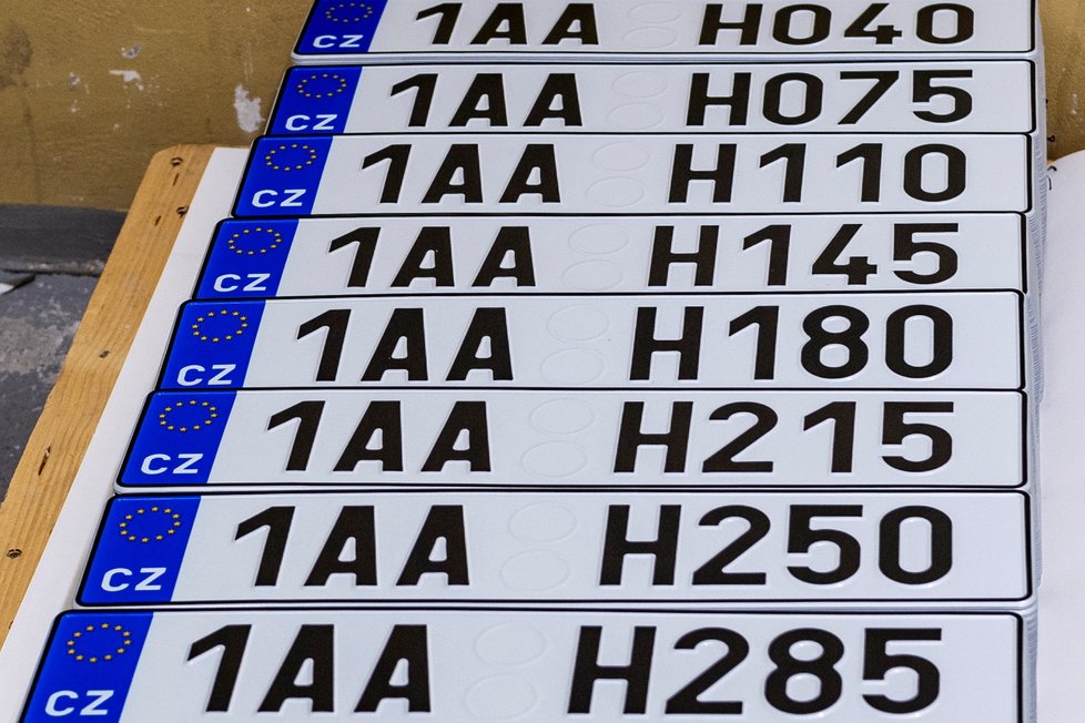 Tabulky registračních značek s novou řadou znaků pro Prahu vyrobené ve firmě SPM - Security Paper Mill, 31. května 2023, Štětí, Litoměřicko