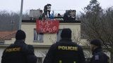 Squatter slezl ze střechy usedlosti Šatovka: Šel do práce, policie ho zadržela