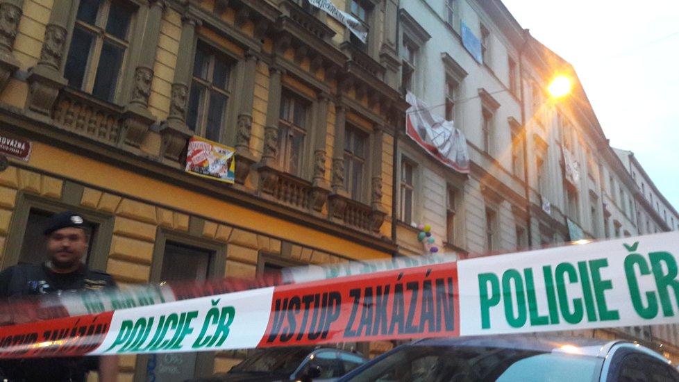 Squatteři obsadili dům v centru Prahy, policie zakročila.