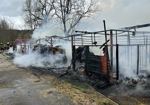 Požár stájí na Císařském ostrově v Praze (11. dubna 2023)