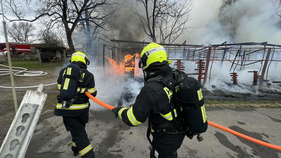 Požár stájí na Císařském ostrově v Praze. (11. dubna 2023)