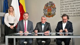 Tisková konference při příležitosti podpisu koaliční smlouvy mezi Spolu (ODS, TOP 09 a KDU-ČSL), Piráty a STAN, 15. února 2023, Praha.