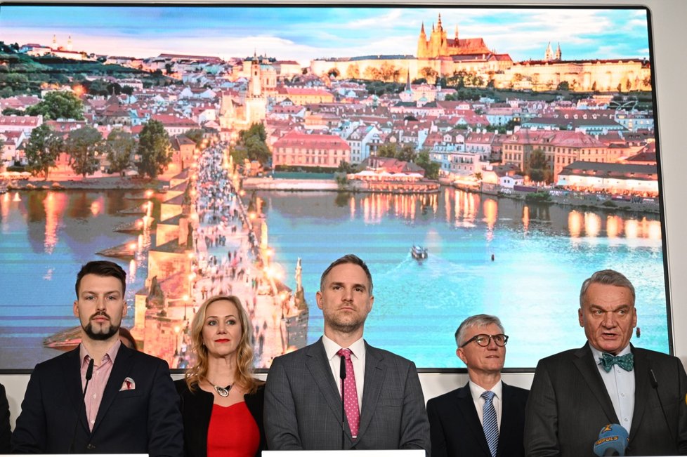 Tisková konference při příležitosti podpisu koaliční smlouvy mezi Spolu (ODS, TOP 09 a KDU-ČSL), Piráty a STAN, 15. února 2023, Praha.