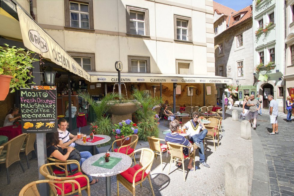 Nejužší hotel v Praze měří 3,28 metru. Turisté si budovu sami přeměřují, aby se o její šířce přesvědčili.