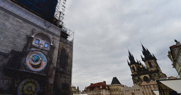 Turisté mají smůlu: Orloj ani další lákadla Prahy v letošní sezoně neuvidí