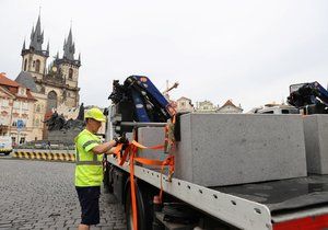 Výměna betonových citybloků za žulové kvádry proběhla na Staroměstském náměstí 19. června 2020.