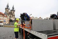 Černožluté za žulové: Na Staromáku vyměnili protiteroristické bloky, ty původní kazily vzhled náměstí