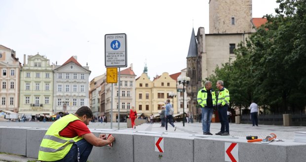 Výměna betonových citybloků za žulové kvádry proběhla na Staroměstském náměstí 19. června 2020.