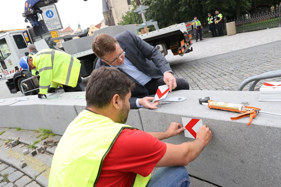 Výměna betonových citybloků za žulové kvádry proběhla na Staroměstském náměstí 19. června 2020.