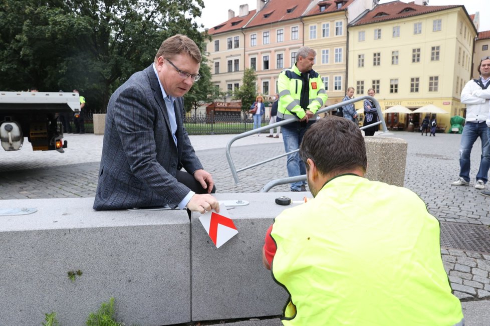 Výměna betonových citybloků za žulové kvádry proběhla na Staroměstském náměstí 19. června 2020.