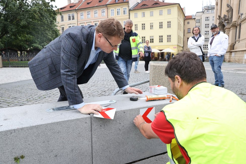 Výměna betonových citybloků za žulové kvádry proběhla na Staroměstském náměstí 19. června 2020.