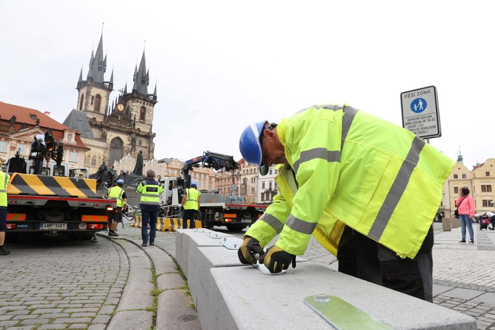 Výměna betonových citybloků za žulové kvádry proběhla na Staroměstském náměstí 19. června 2020.