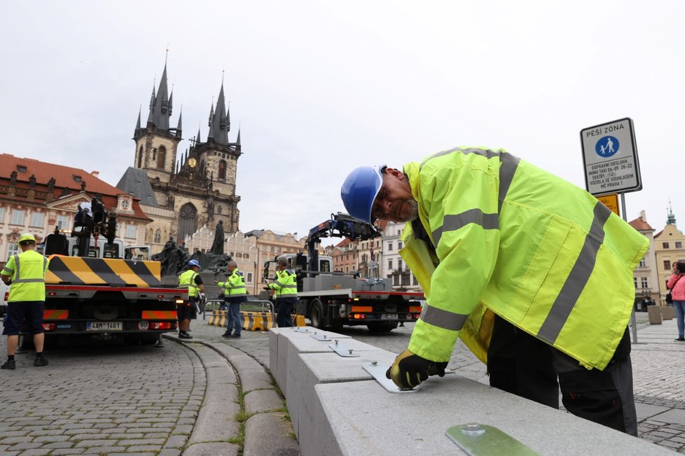 Výměna betonových citybloků za žulové kvádry proběhla na Staroměstském náměstí 19. června 2020.