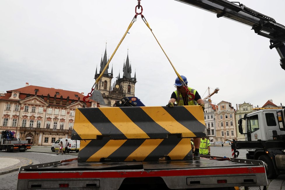 Výměna betonových citybloků za žulové kvádry proběhla na Staroměstském náměstí 19. června 2020.