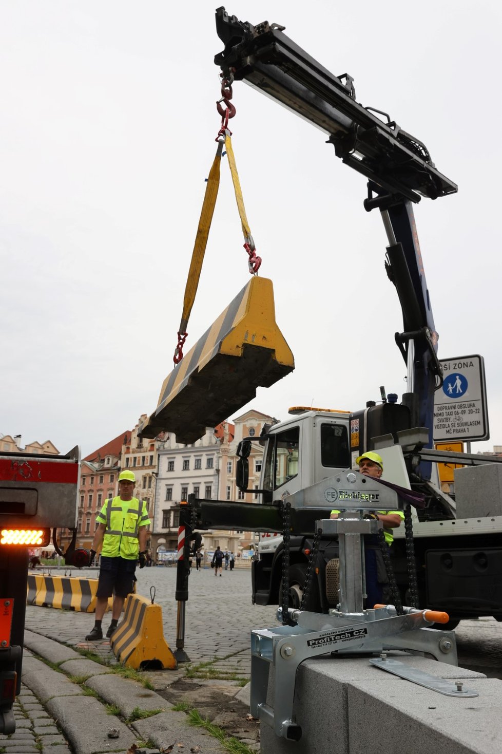 Výměna betonových citybloků za žulové kvádry proběhla na Staroměstském náměstí 19. června 2020.