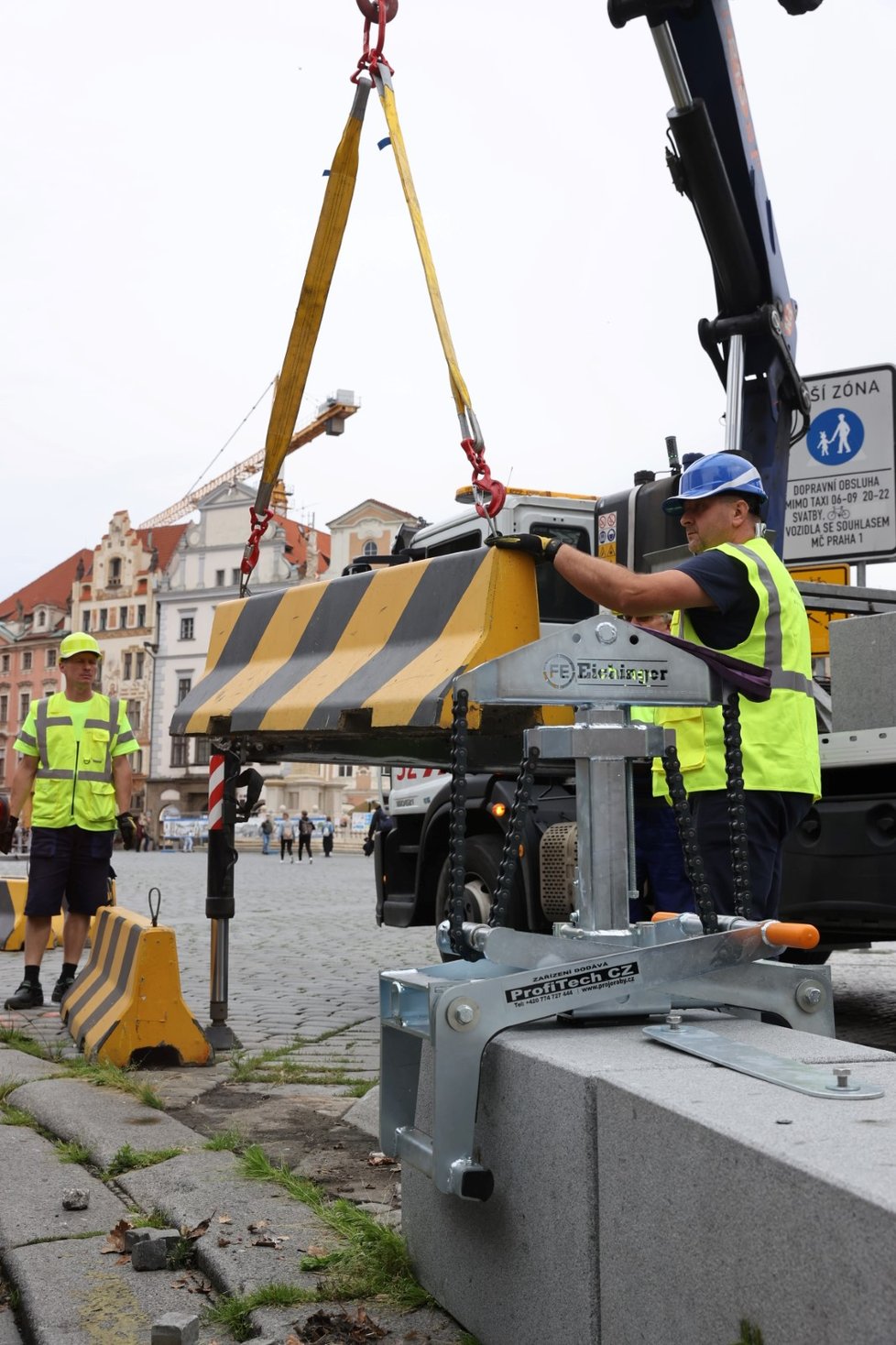 Výměna betonových citybloků za žulové kvádry proběhla na Staroměstském náměstí 19. června 2020.