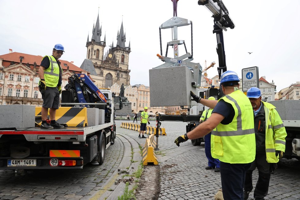 Výměna betonových citybloků za žulové kvádry proběhla na Staroměstském náměstí 19. června 2020.