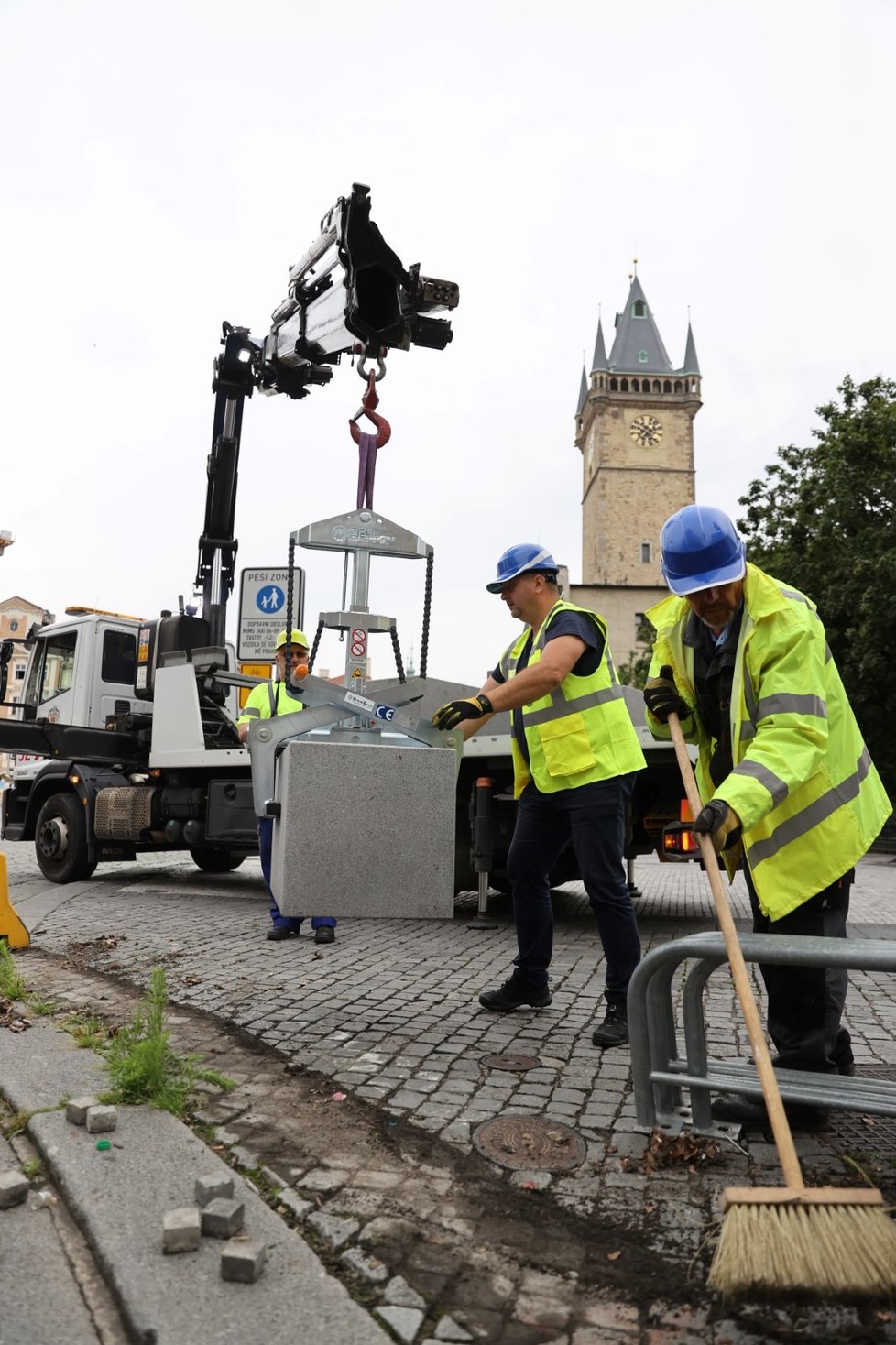 Výměna betonových citybloků za žulové kvádry proběhla na Staroměstském náměstí 19. června 2020.