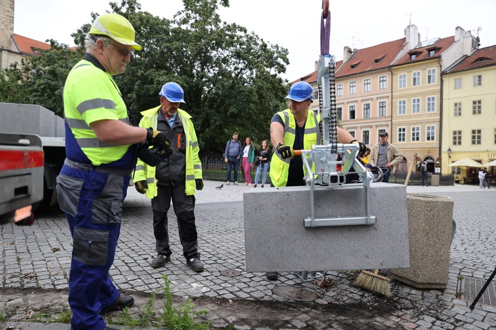 Výměna betonových citybloků za žulové kvádry proběhla na Staroměstském náměstí 19. června 2020.