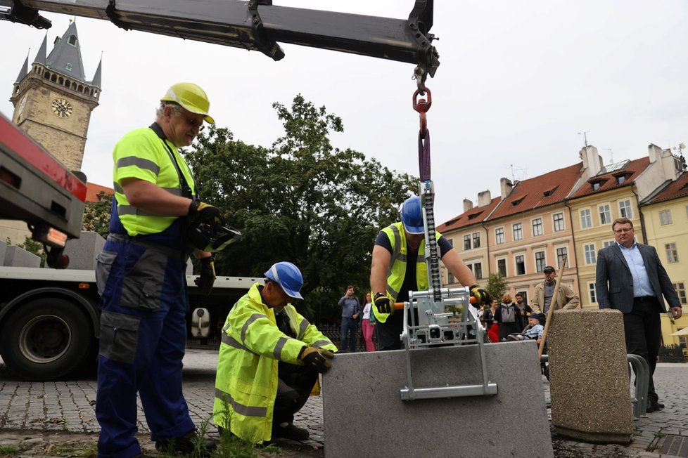 Výměna betonových citybloků za žulové kvádry proběhla na Staroměstském náměstí 19. června 2020.