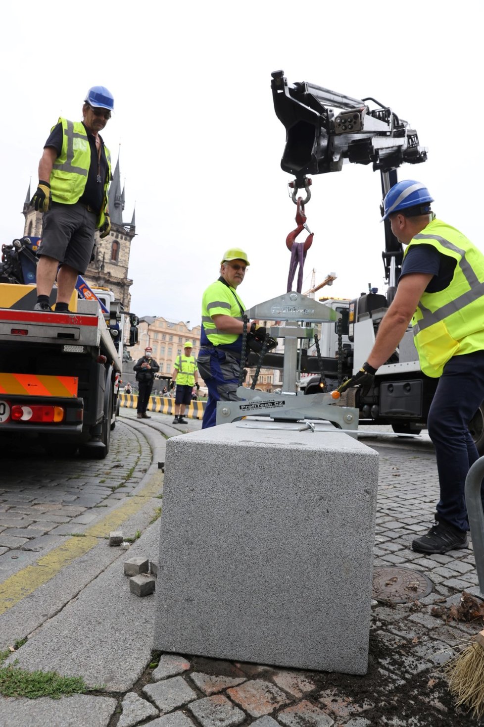 Výměna betonových citybloků za žulové kvádry proběhla na Staroměstském náměstí 19. června 2020.