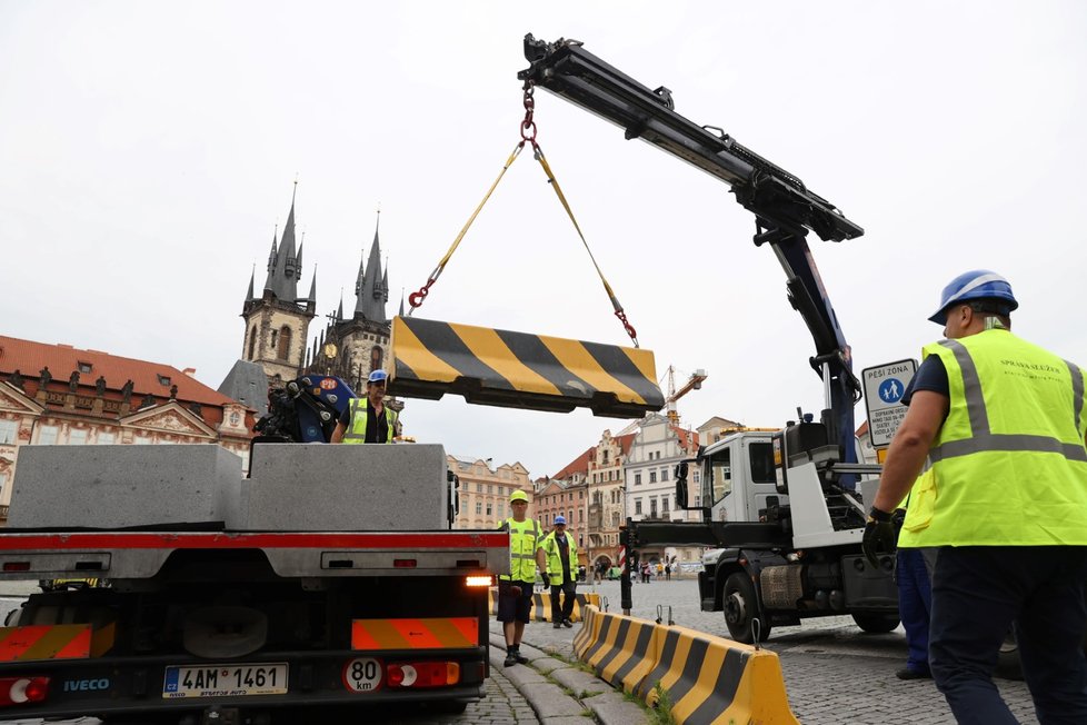 Výměna betonových citybloků za žulové kvádry proběhla na Staroměstském náměstí 19. června 2020.