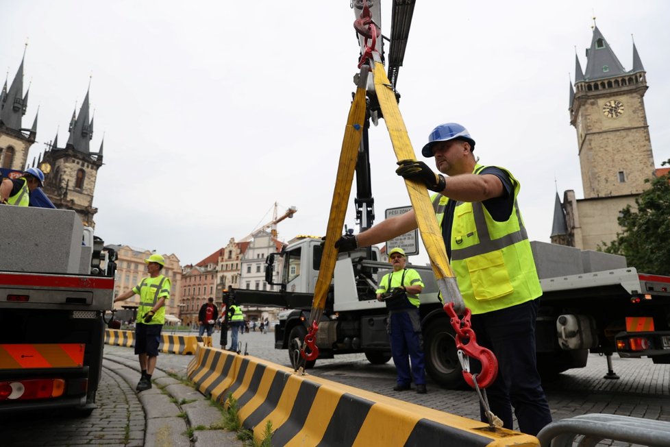 Výměna betonových citybloků za žulové kvádry proběhla na Staroměstském náměstí 19. června 2020.