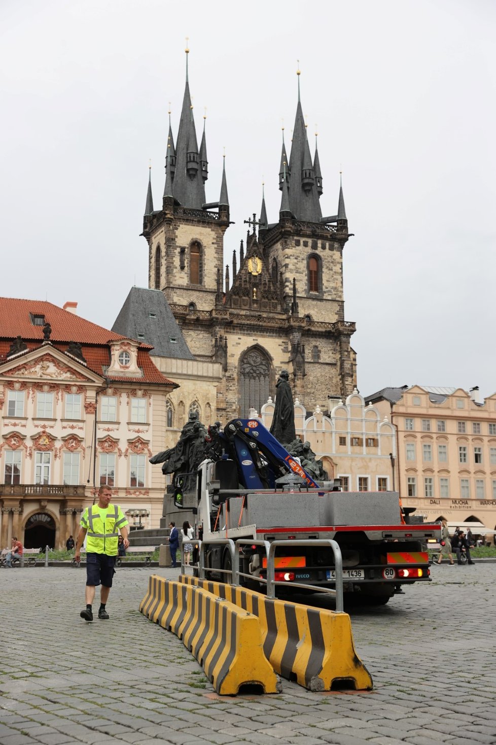 Výměna betonových citybloků za žulové kvádry proběhla na Staroměstském náměstí 19. června 2020.