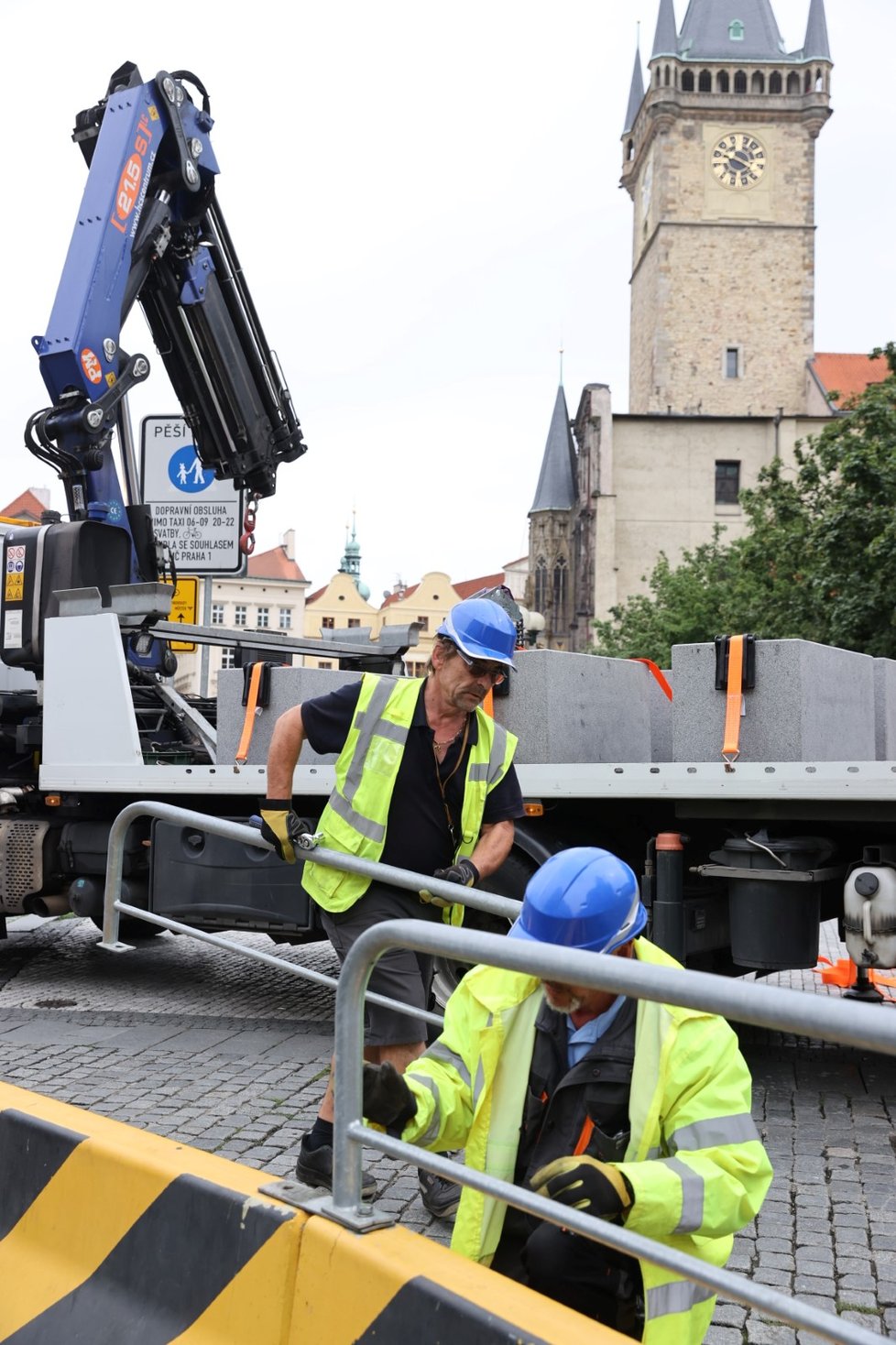 Výměna betonových citybloků za žulové kvádry proběhla na Staroměstském náměstí 19. června 2020.