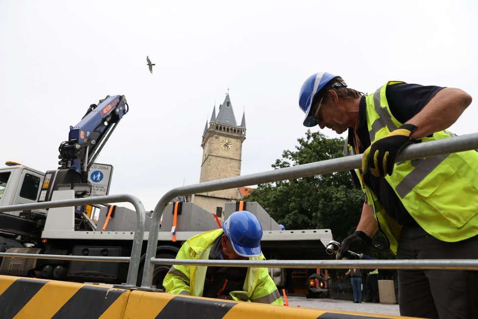 Výměna betonových citybloků za žulové kvádry proběhla na Staroměstském náměstí 19. června 2020.