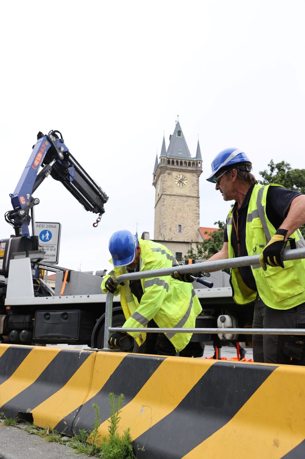 Výměna betonových citybloků za žulové kvádry proběhla na Staroměstském náměstí 19. června 2020.