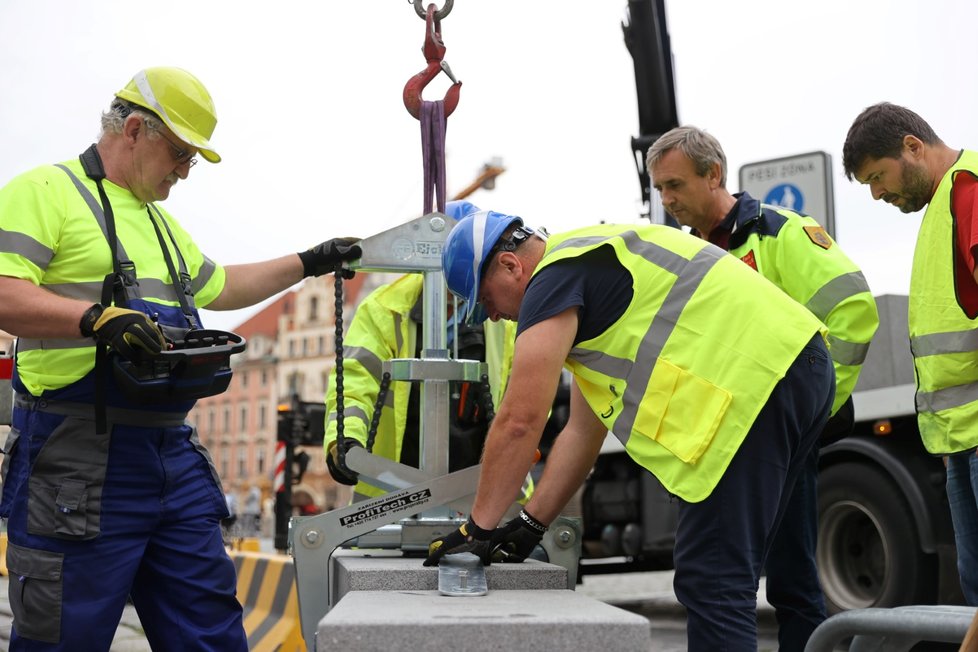 Výměna betonových citybloků za žulové kvádry proběhla na Staroměstském náměstí 19. června 2020.