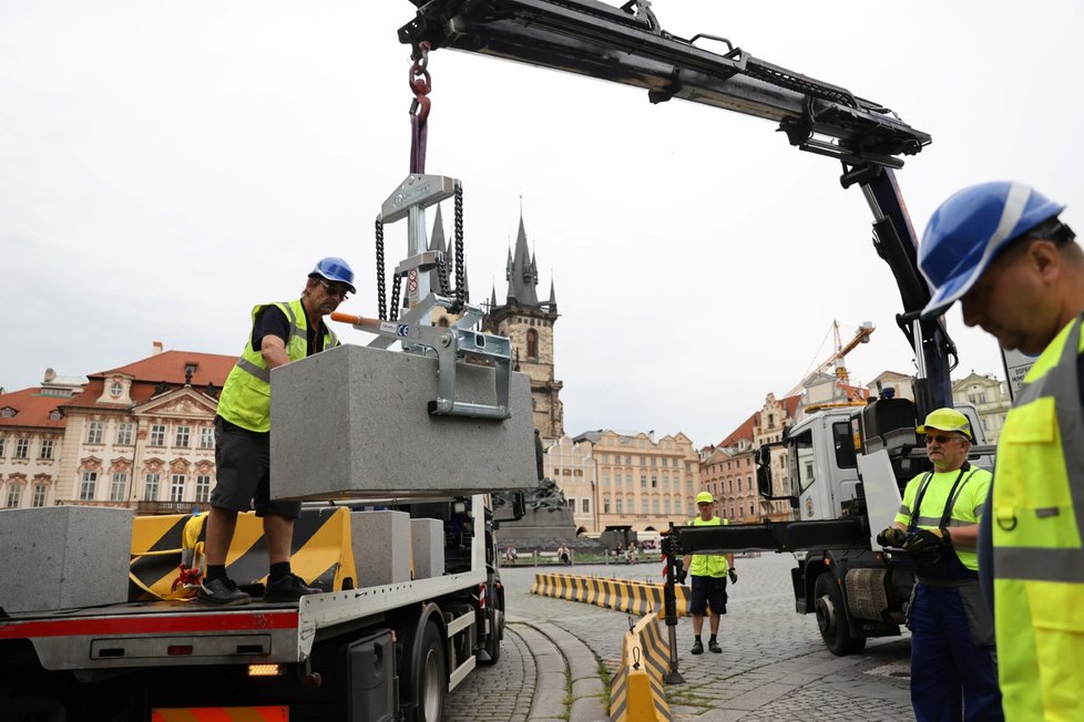 Výměna betonových citybloků za žulové kvádry proběhla na Staroměstském náměstí 19. června 2020.