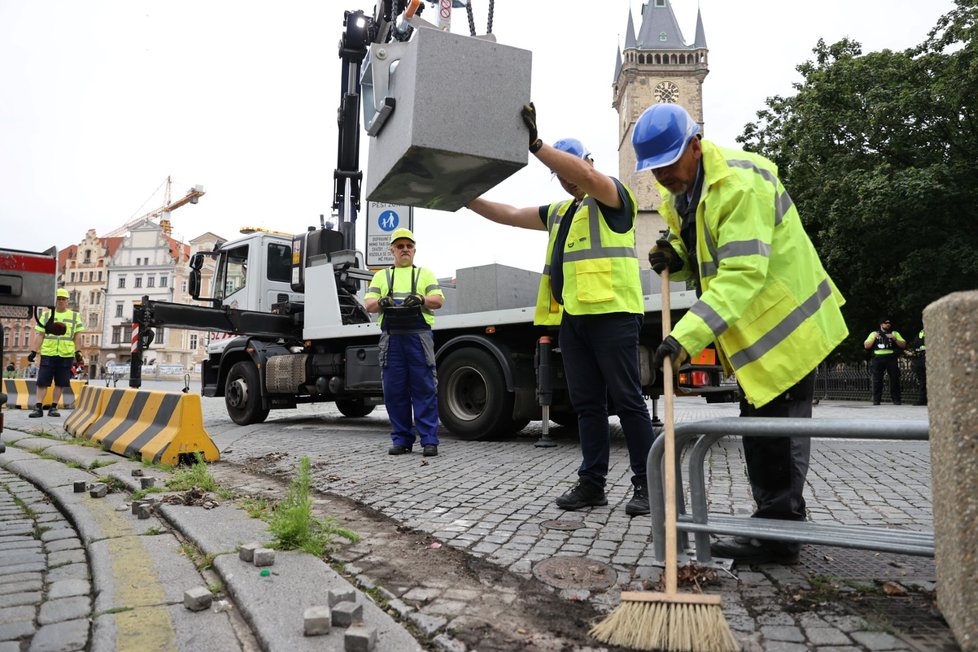 Výměna betonových citybloků za žulové kvádry proběhla na Staroměstském náměstí 19. června 2020.