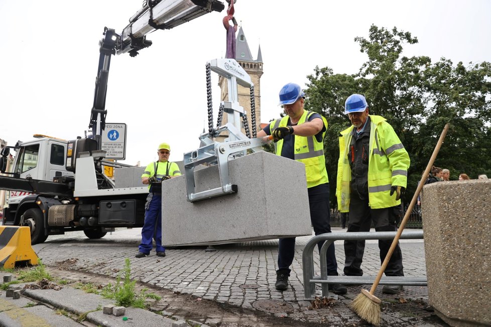 Výměna betonových citybloků za žulové kvádry proběhla na Staroměstském náměstí 19. června 2020.