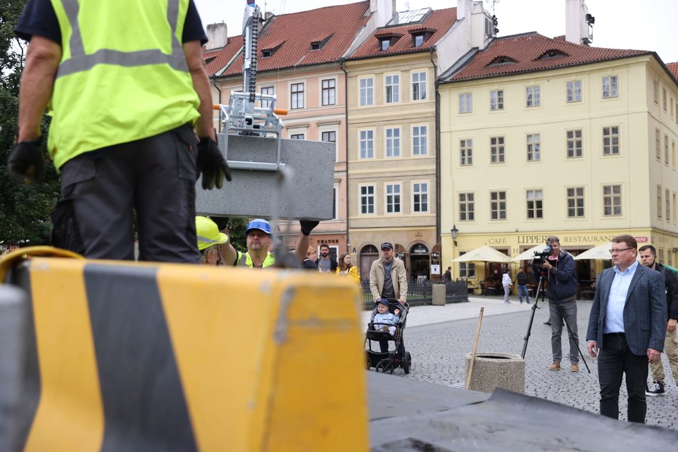 Výměna betonových citybloků za žulové kvádry proběhla na Staroměstském náměstí 19. června 2020.