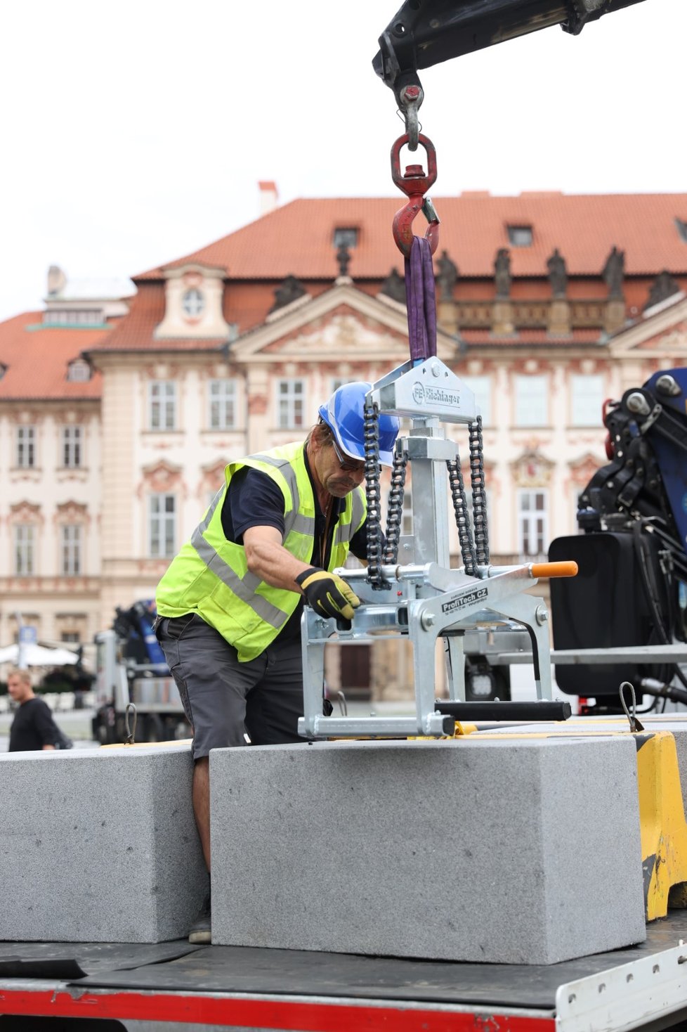 Výměna betonových citybloků za žulové kvádry proběhla na Staroměstském náměstí 19. června 2020.