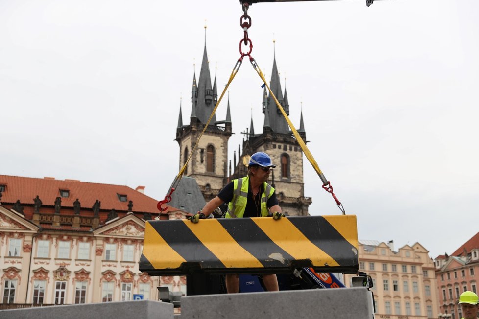 Výměna betonových citybloků za žulové kvádry proběhla na Staroměstském náměstí 19. června 2020.