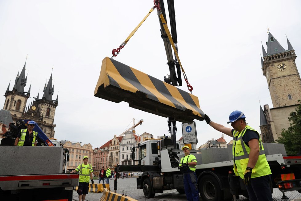 Výměna betonových citybloků za žulové kvádry proběhla na Staroměstském náměstí 19. června 2020.